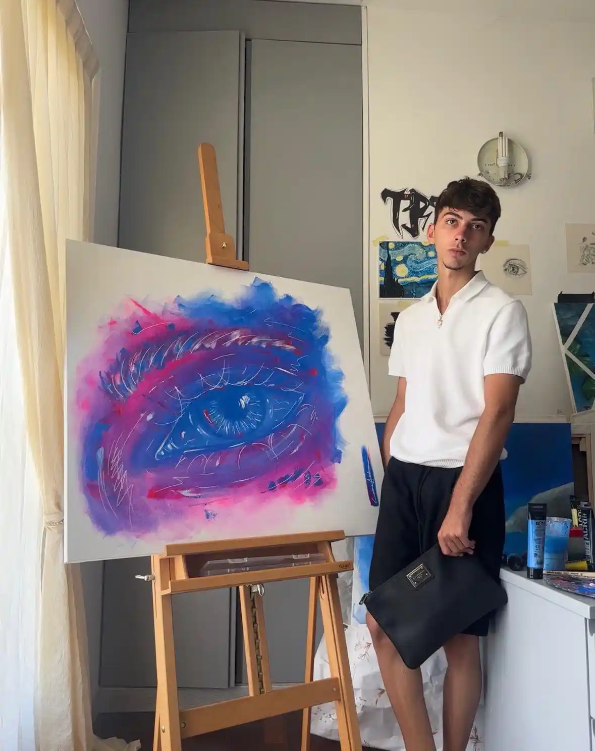 Andrea Carrozzo, artista, nel suo studio